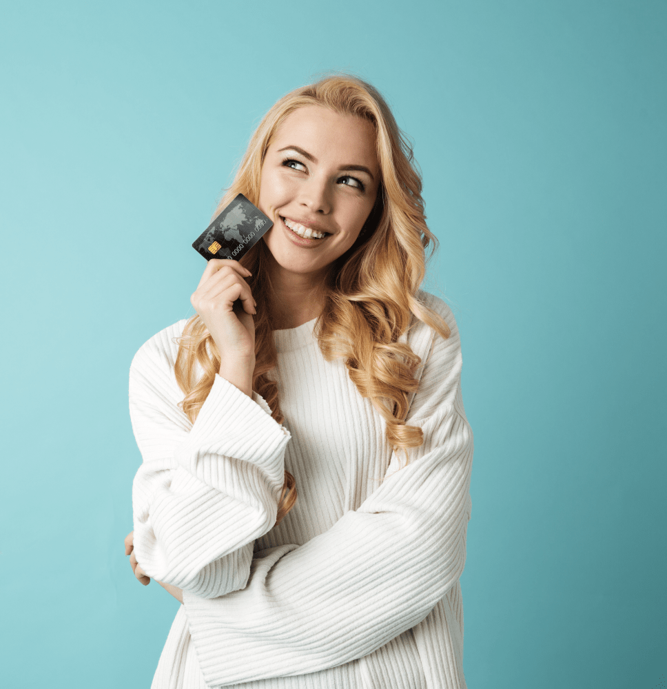 A women holding a credit card in her hands